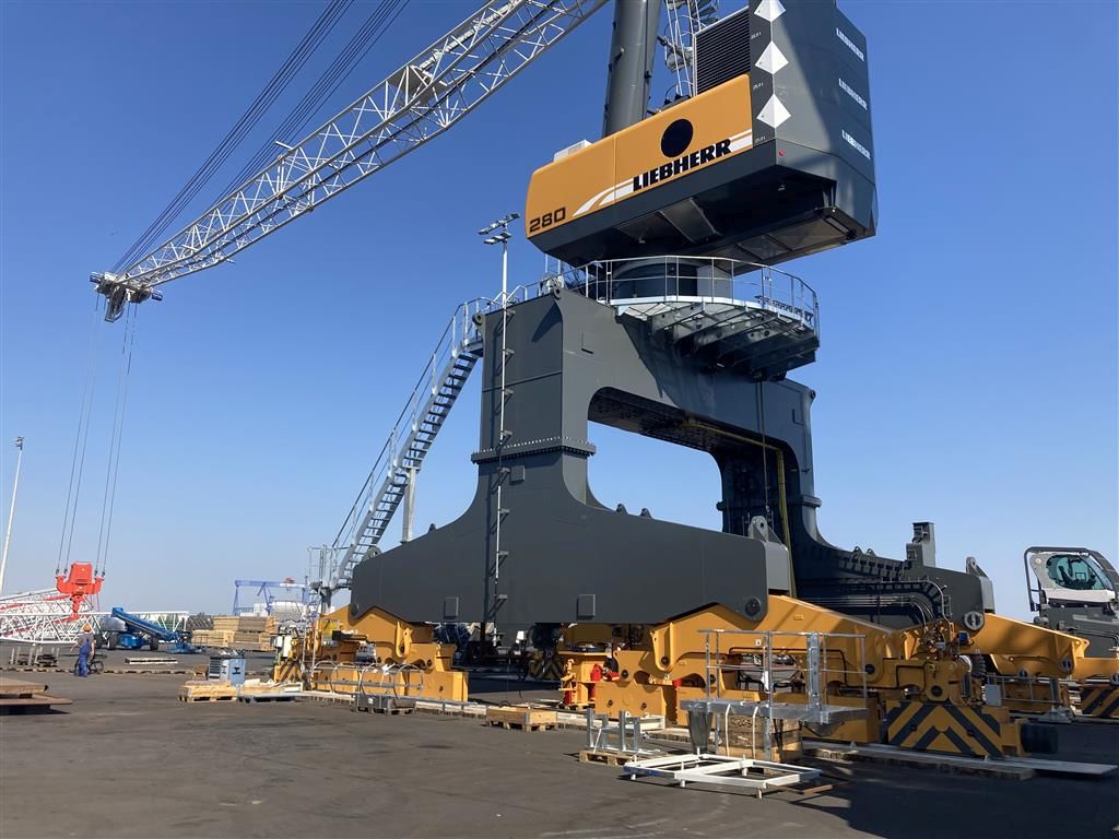 Новый кран Liebherr LPS 280 готовится к работе в «Терминале Астафьева» Новый кран Liebherr LPS 280 готовится к работе в «Терминале Астафьева»